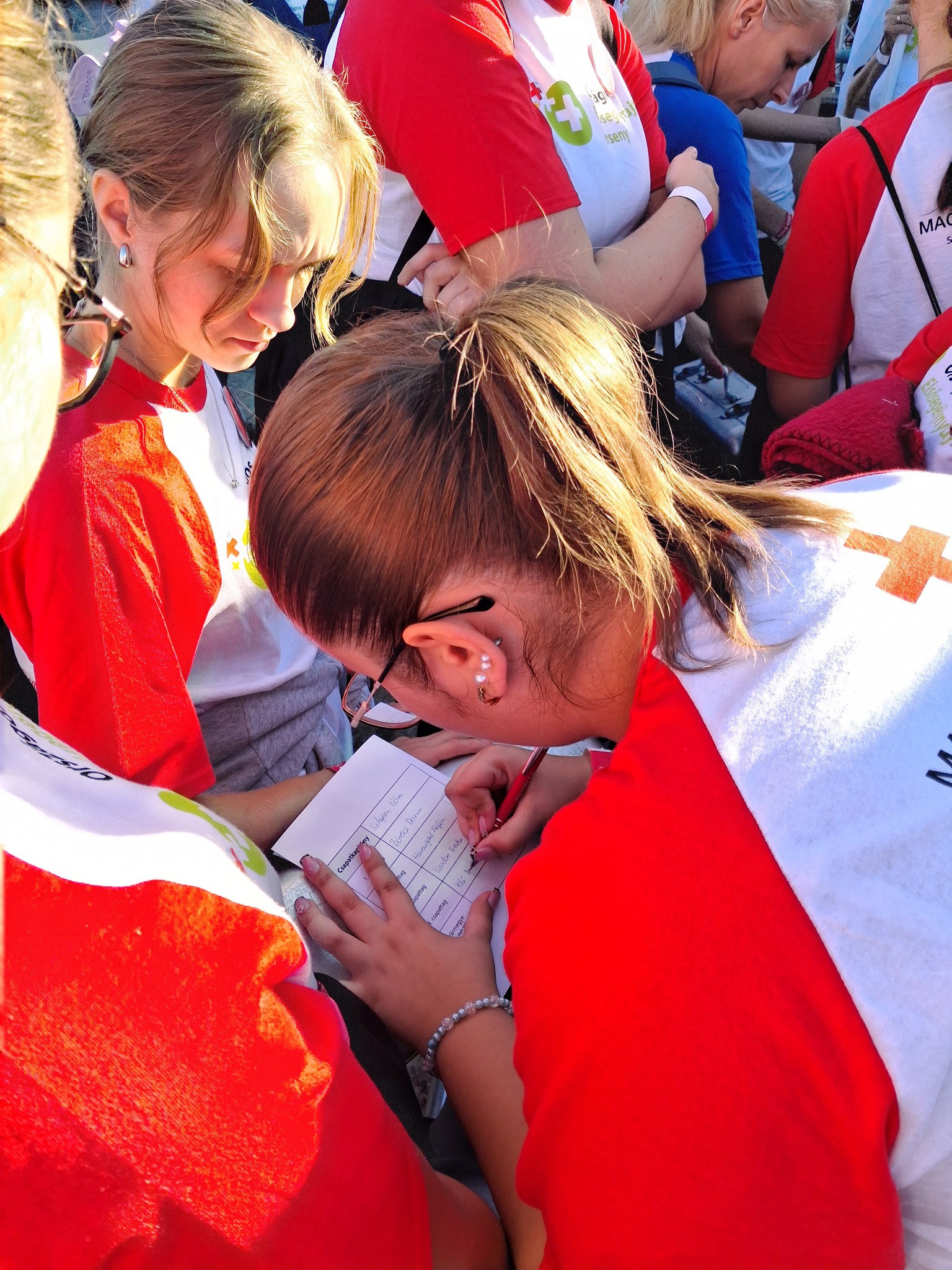 Lehet, hogy egy kép erről: 5 ember és szöveg