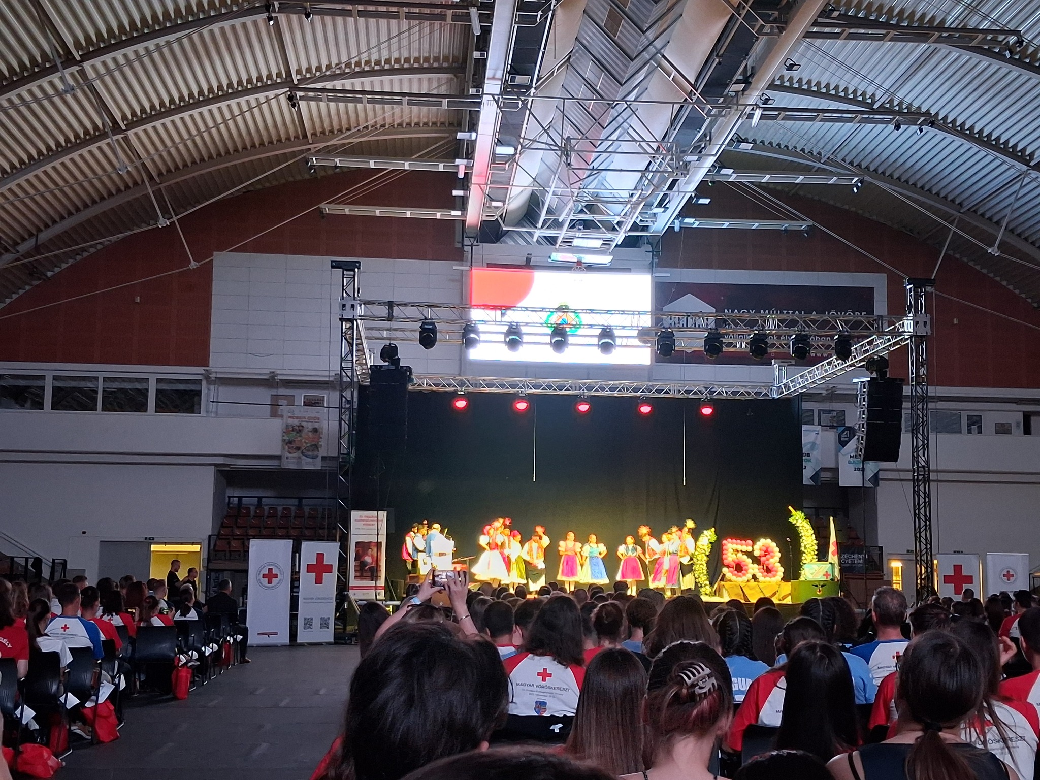 Lehet, hogy egy kép erről: 3 ember, tömeg és szöveg