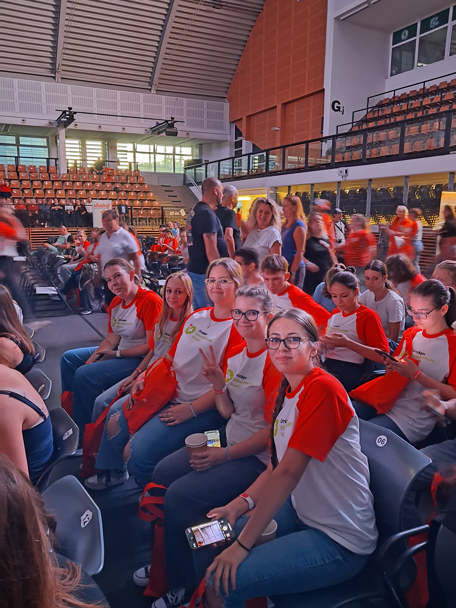 Lehet, hogy egy kép erről: 4 ember, tömeg és szöveg