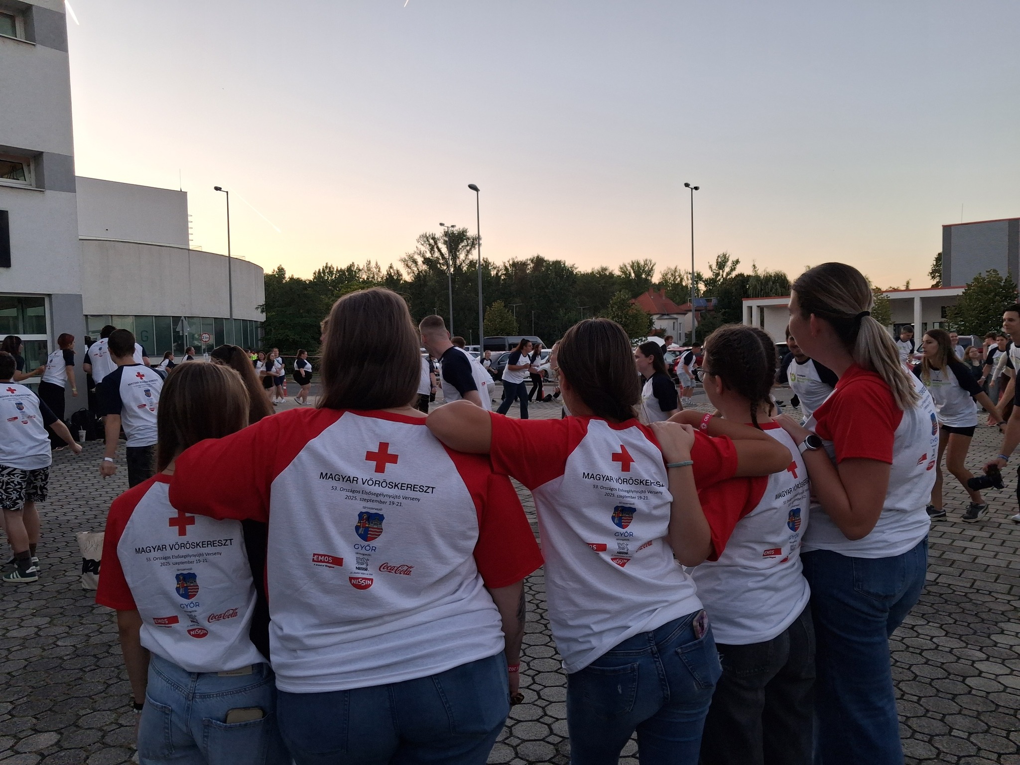 Lehet, hogy egy kép erről: 9 ember, tömeg és szöveg