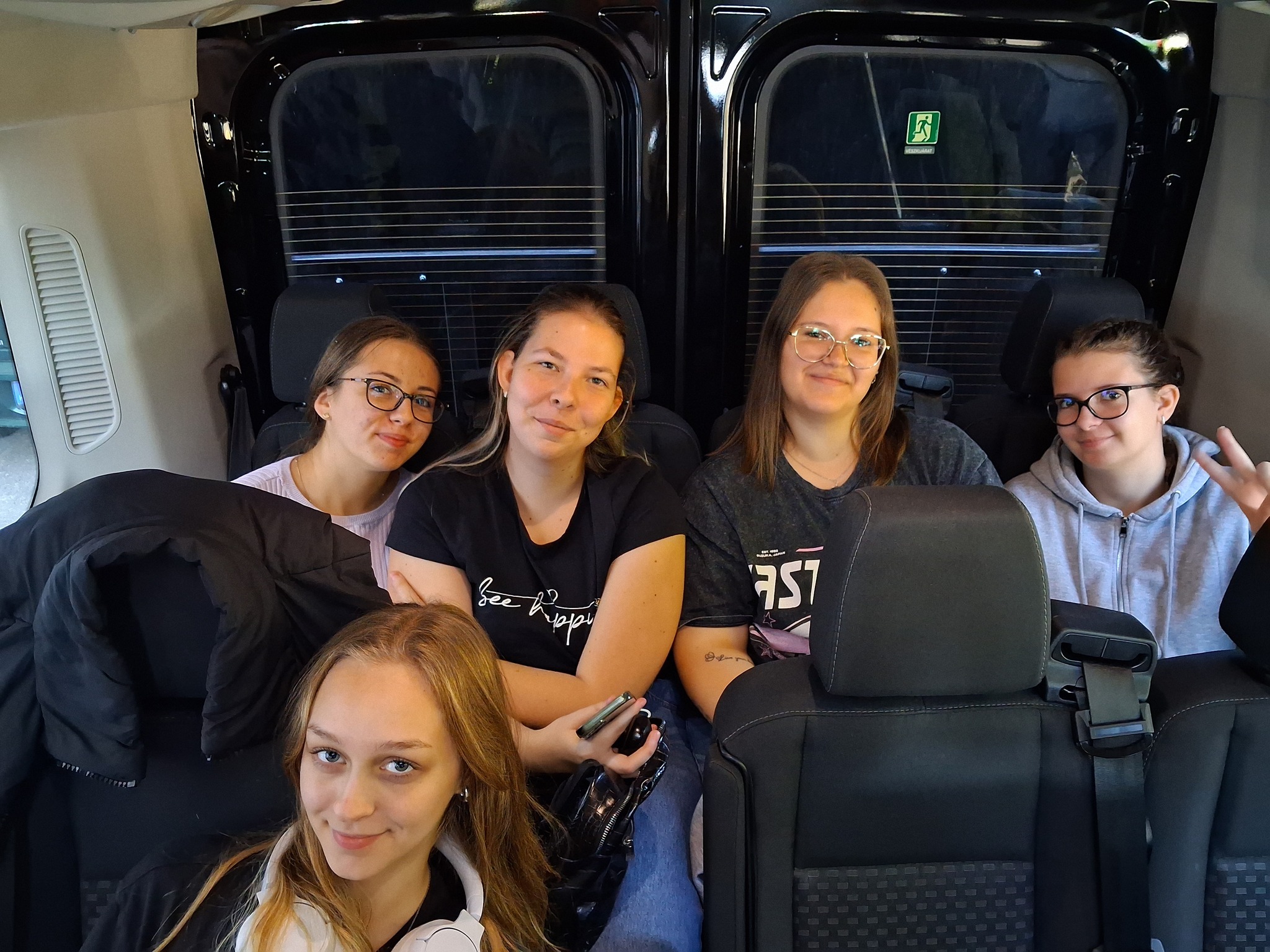 Lehet, hogy egy kép erről: 4 ember, furgon és szöveg