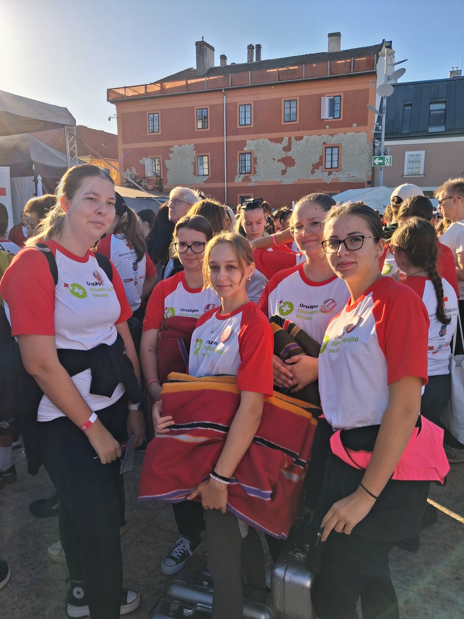 Lehet, hogy egy kép erről: 5 ember és szöveg